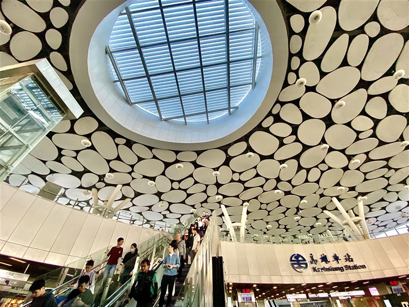 現在一部が供用されている台湾鉄道高雄駅の新駅舎＝中央社記者董俊志撮影