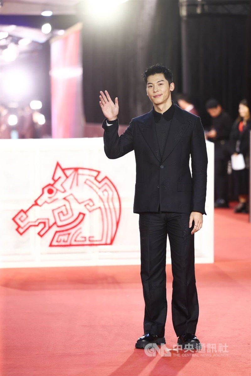 レッドカーペットを歩くシュー・グァンハン(許光漢)=中央社記者徐肇昌撮影、2024年11月23日