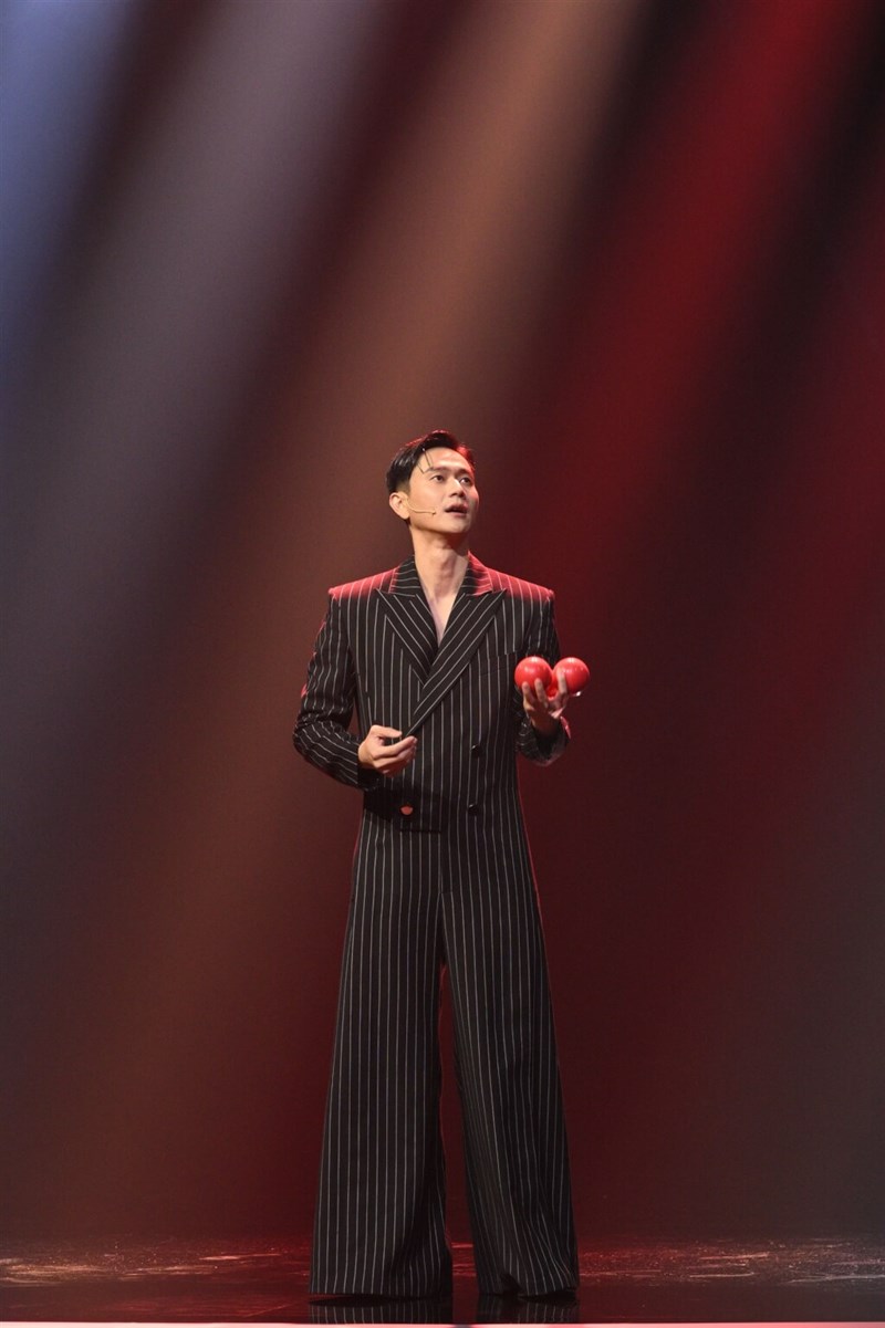 授賞式のオープニングでジャグリングを披露する俳優のリウ・グアンティン(劉冠廷)=台北金馬映画祭実行委員会提供