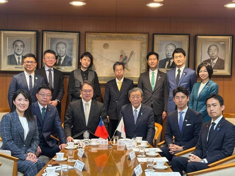 自民党本部を訪問し森山裕幹事長（手前右から3人目）らと会談する民進党の林右昌秘書長（手前左から3人目）＝民進党提供