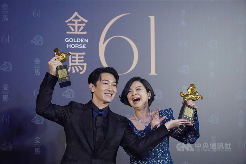 プレスルームで笑顔を見せる助演男優賞受賞のシー・ミンシュアイ(施名帥、左)と助演女優賞受賞のヤン・グイメイ(楊貴媚、右)=中央社記者徐肇昌撮影、2024年11月23日