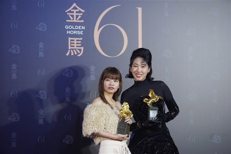 「鬼才出道」で歌曲賞を受賞したジョアンナ・ウォン(王若琳、右)とチェン・ホンレン(陳虹任、左)=中央社記者徐肇昌撮影、2024年11月23日