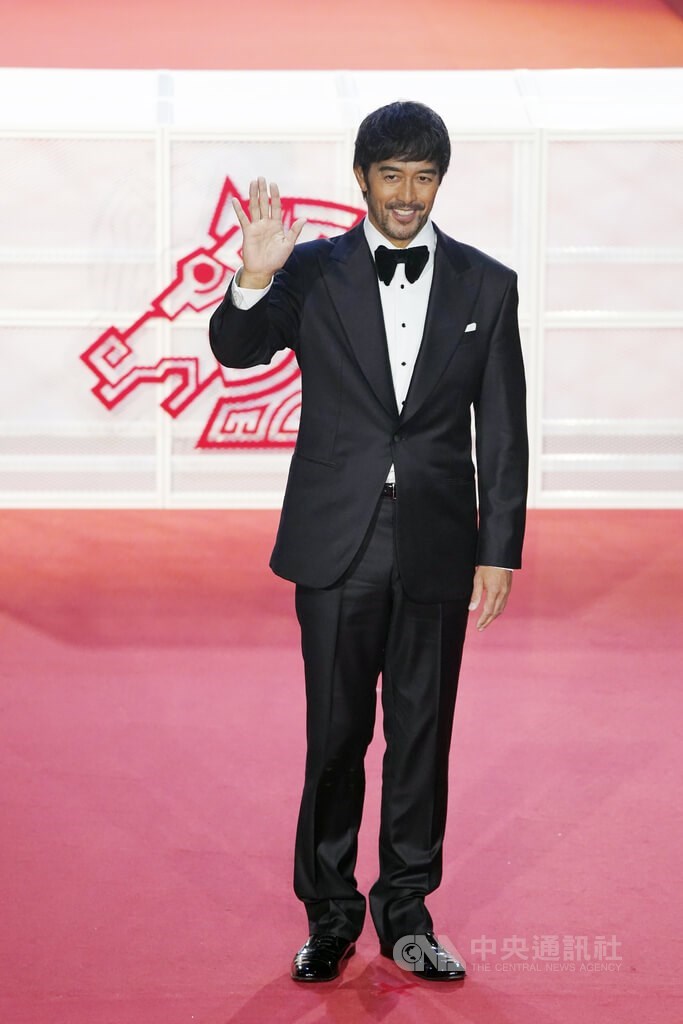 レッドカーペットで笑顔を見せる俳優の阿部寛=中央社記者徐肇昌撮影、2024年11月23日