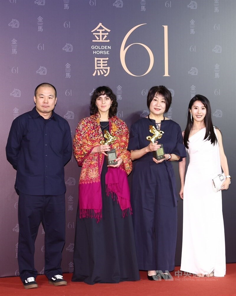 長編劇映画作品賞に選ばれた中国のロウ・イエ(婁燁)監督の「未完成の映画」。ロウ監督に代わり、妻でプロデューサーの馬英力(右2)がトロフィーを受け取った=中央社記者王騰毅撮影、2024年11月23日