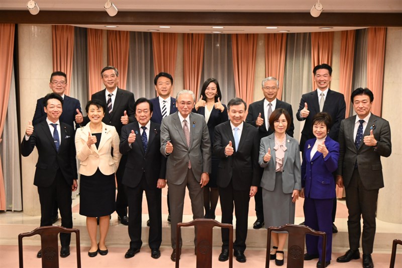 ポーズを決める李逸洋駐日代表（前列右から4人目）、日華懇会長の古屋圭司衆院議員（前列左から4人目）ら（駐日代表処提供）