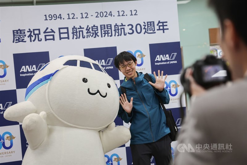 台湾を初訪問した全日空の人気キャラ「そらっち」（左）＝2024年12月12日、台北松山空港