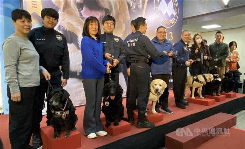 警察犬隊の隊員から里親に引き渡される警察犬=2024年12月19日、中央社記者黄旭昇撮影