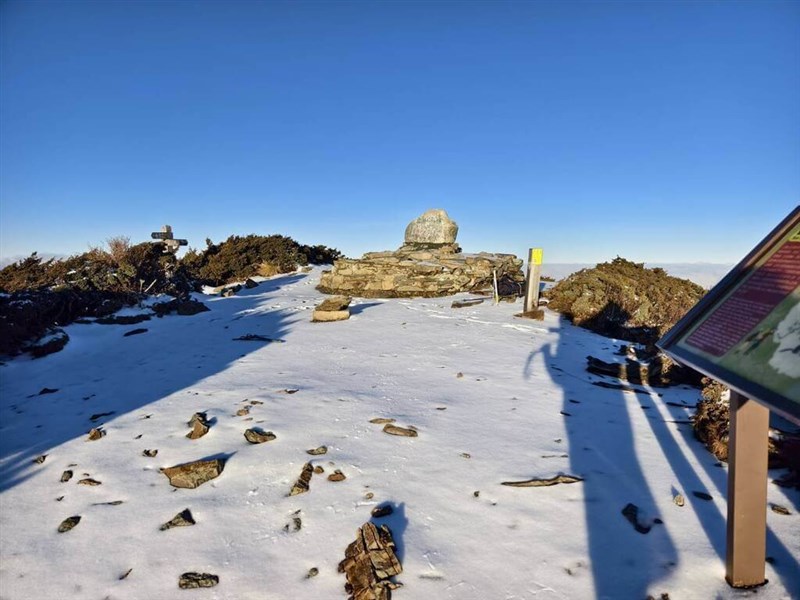 約3～5センチの雪が積もった雪山＝江育賢さん提供