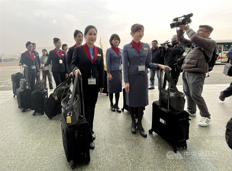 パンツスタイルの制服を着用した女性客室乗務員ら＝2025年1月1日、中央社記者林巧璉撮影