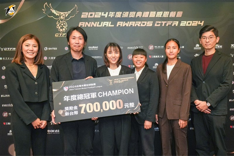 高雄アタッカーズの猪口武志監督（左から2番目）＝2024年12月28日、台北市（高雄アタッカーズ提供）