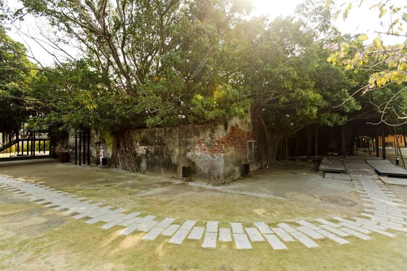 日本統治時代の倉庫にガジュマルの根が絡みついた「安平樹屋」（台南市観光旅遊局提供）