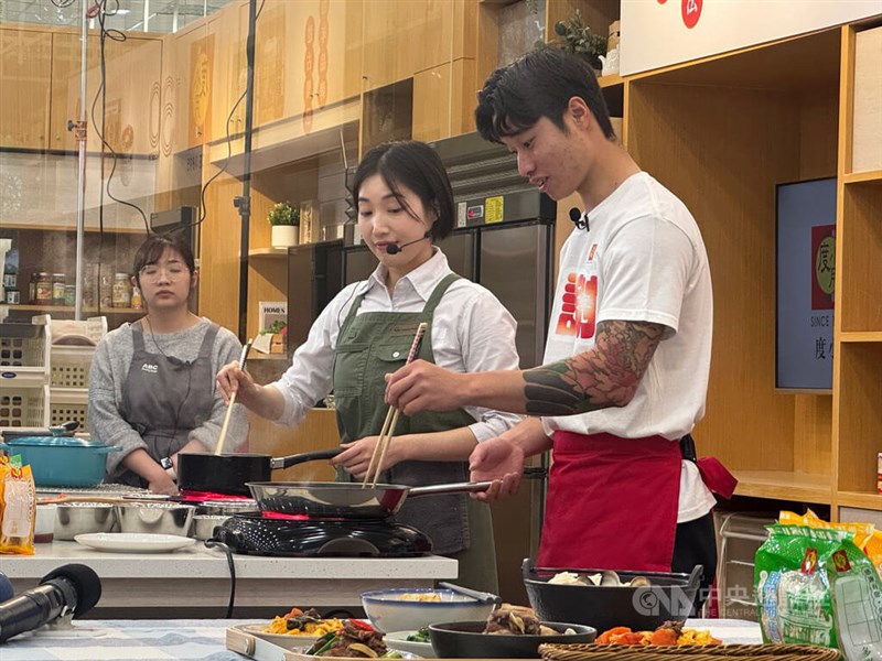 料理教室で開かれたイベントに参加した林昱珉投手（右）＝2025年1月2日、台北市で中央社記者楊啓芳撮影