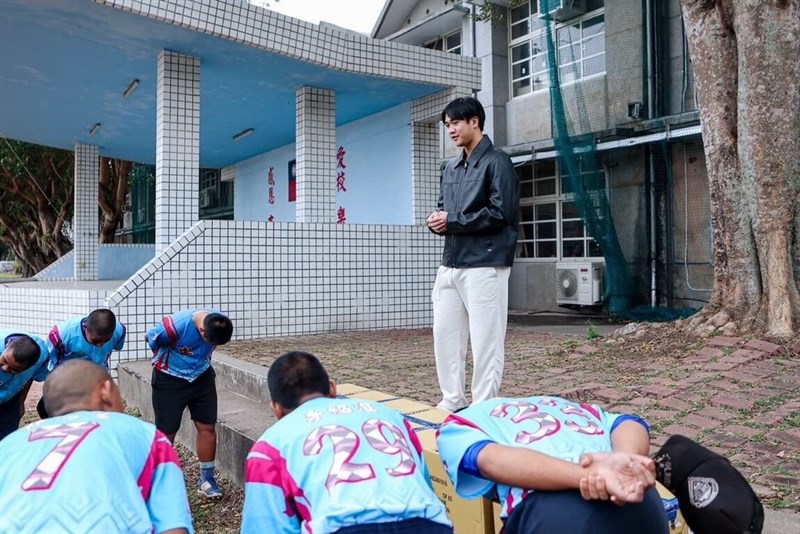 母校の台東県立卑南中学校を訪問し同中野球部の後輩らにエールを送る張峻瑋（奥中央）＝帕菲克国際運動行銷提供