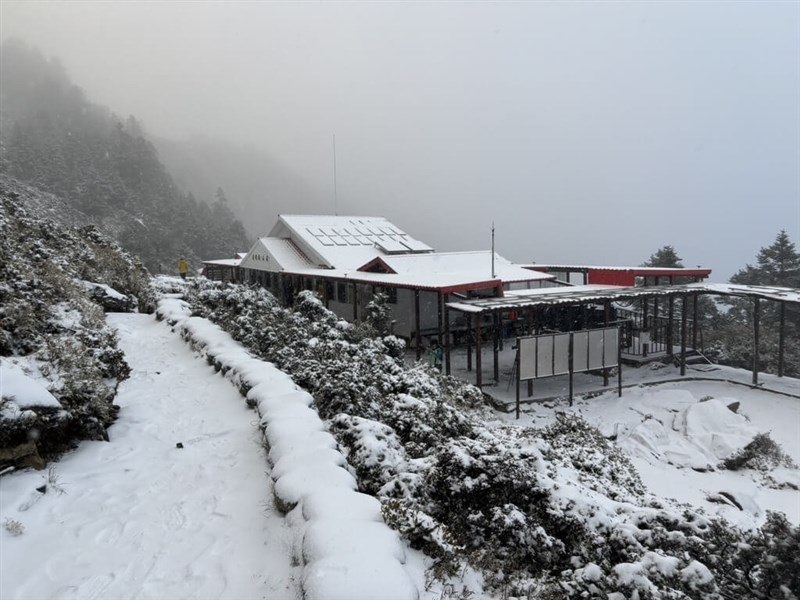 2センチの積雪が見られた嘉明湖山小屋周辺＝2025年1月10日、台東県（林業・自然保育署台東分署提供）