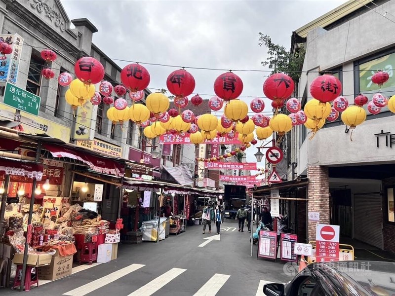 旧正月用品市「年貨大街」の準備が進む台北市の迪化街＝2025年1月10日、中央社記者劉建邦／編集：齊藤啓介