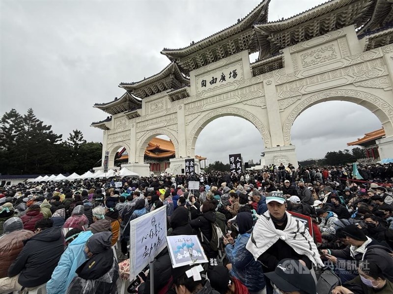 11日、民衆党が台北市内で開いた反政権集会に参加する人たち＝中央社記者徐肇昌撮影