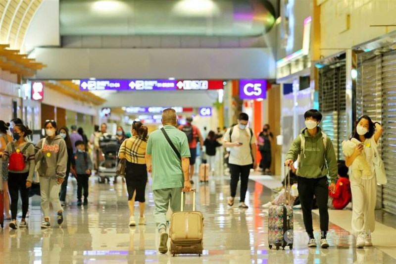 桃園国際空港の免税店通路（資料）