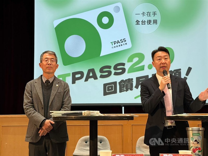 14日の記者会見でTPASS 2.0の利用を呼びかける陳世凱交通部長（右）