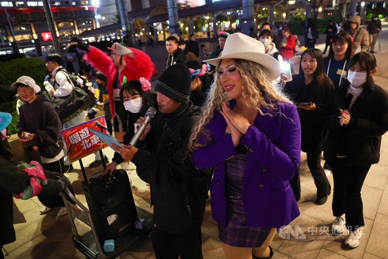 路上生活者と共にパフォーマンスするドラァグクイーン(手前右)=2025年1月17日、中央社記者王騰毅撮影