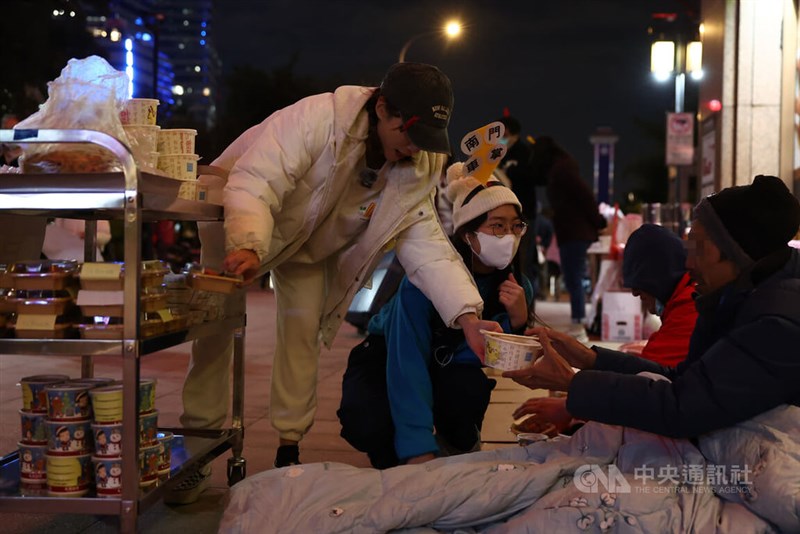 台北駅周辺の路上生活者たちに食べ物を届けるボランティアたち＝2025年1月17日、中央社記者王騰毅撮影