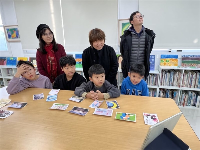 17日、高松市・男木小学校とのオンライン交流会に参加する連江県・東莒小学校の児童ら（東莒小提供）