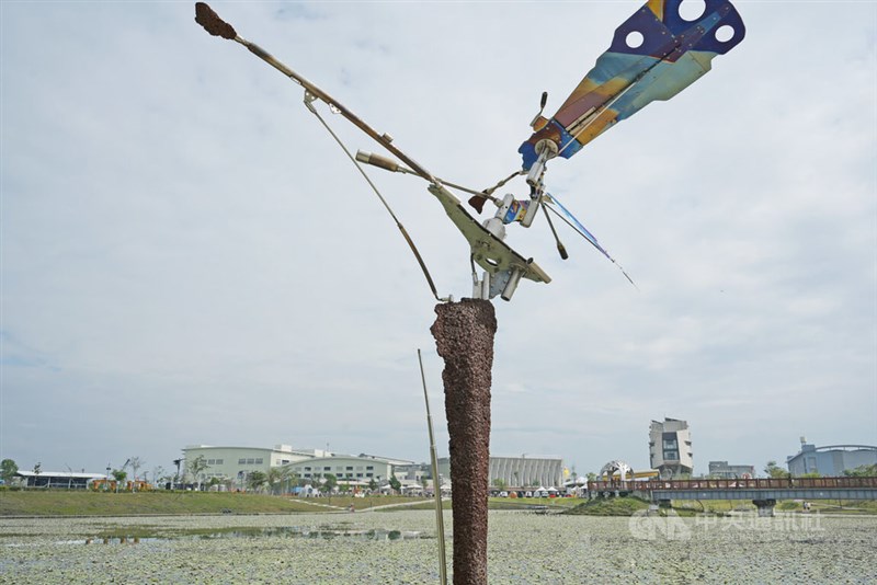 南部・屏東県の潮州鉄道園区に設置された大隅秀雄さんの作品「KEHAI Fu-CMF」＝2025年1月18日、中央社記者黄郁菁撮影