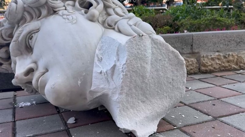 中部・彰化県彰化市では、マンションの中庭に設置されていた高さ約5メートルの立位の彫像が崩れた＝読者提供