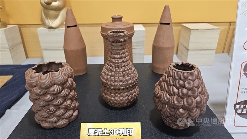 ダムの堆砂を原料にした陶芸品。製造過程には3Dプリンター技術が導入された＝2025年1月20日、中央社記者王鴻国撮影