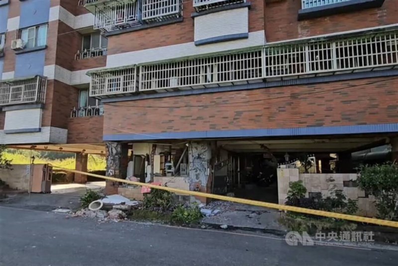 玉井区では6階建てマンションの1階部分にある柱や壁に被害が出た。住民約30人は避難しているという＝中央社記者楊思瑞撮影