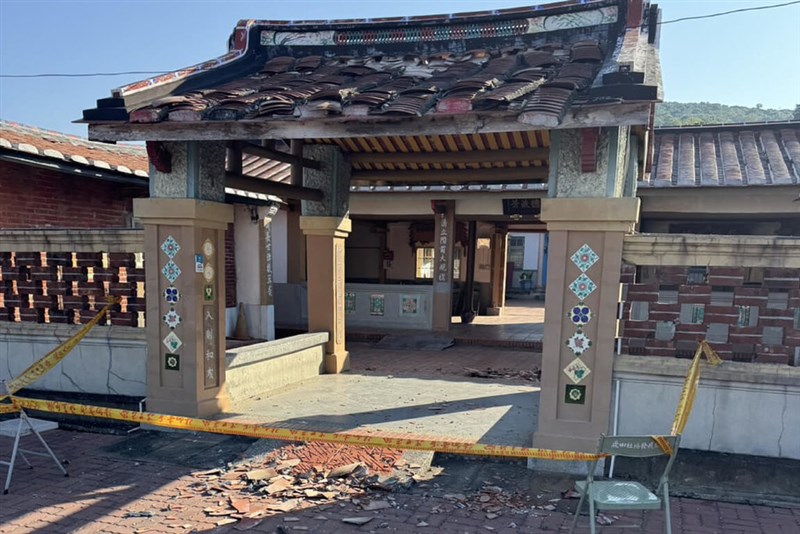 嘉義県大埔郷に隣接する台南市楠西区でも複数の被害があった。同区内の文化資産「鹿陶洋江家集落」は、門の屋根瓦が崩落した＝台南市政府文化局提供