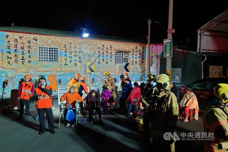 楠西区の平屋住宅が多く並ぶ住宅街では、住民らが屋外に避難していた＝中央社記者楊思瑞撮影