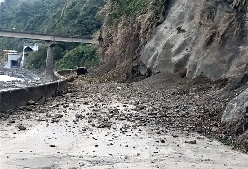 嘉義県大埔郷では土砂災害により、西興村につながる道路が寸断された＝嘉義県政府提供