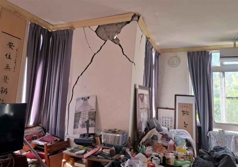 大埔郷内の民宿は、壁に大きな亀裂が入った＝嘉義県政府提供