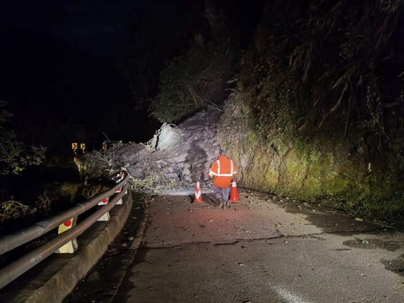 東部・台東県海端郷では道路脇の崖が崩れ、通行できなくなった。通行止めは21日午後3時までに解消された＝交通部公路局提供