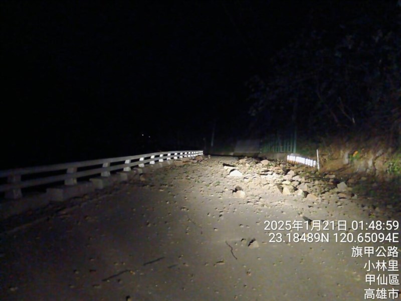 高雄市甲仙区の道路では地震の影響とみられる落石が確認され、一時通行が制限された＝交通部公路局南区養護工程分局提供