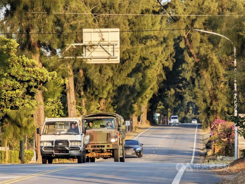 トクサバモクマオウの並木道を走る軍用車＝中央社記者、呉玟嶸撮影