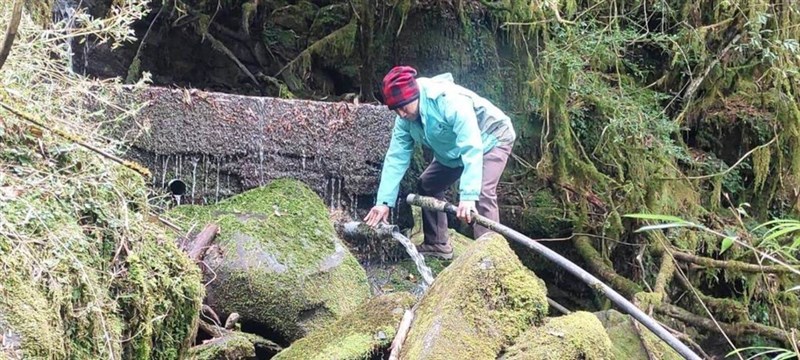 旧正月を前に、トイレや山小屋で使う水を確保するため、予備の水道管を準備する職員＝玉山国家公園管理処提供