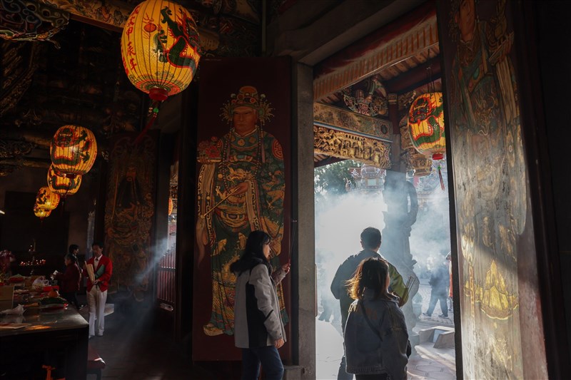 一年の平和を祈って早朝から参拝する人々＝台北・大龍峒保安宮で2025年1月29日、中央社記者裴禛撮影