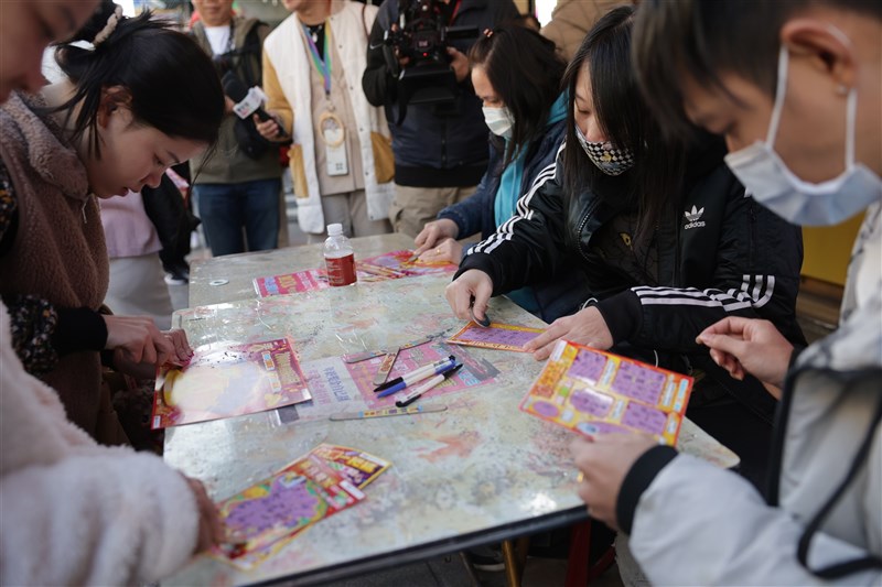 スクラッチくじを楽しむ人で賑わう宝くじ売り場＝台北市士林区で2025年1月29日午後、中央社記者裴禛撮影