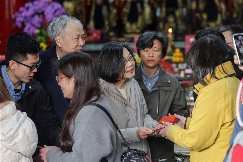 蔡英文（さいえいぶん）前総統は台北市の覚修宮を参拝し、参拝客に福袋（お年玉）を配布した＝2025年1月29日、中央社記者裴禛撮影