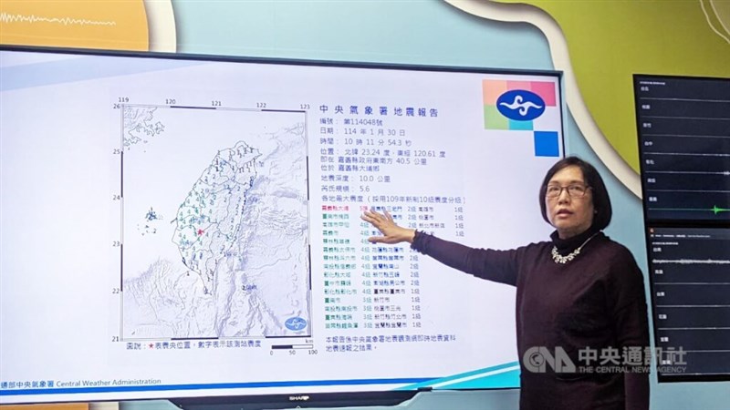 30日午前10時11分ごろに起きたМ5.6の地震について説明する中央気象署（気象庁）地震観測センターの何美儀科長＝2025年1月30日、中央社記者曾以寧撮影