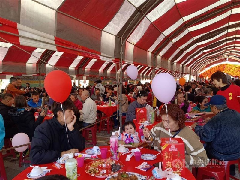 澎湖県内で開催された地域ぐるみの会食「娘家宴」