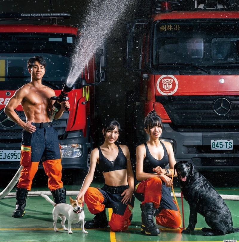 饒さん（右から2人目）は5月のページにも登場（新北市消防局提供）