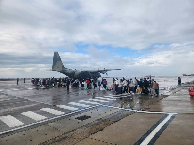 C130輸送機に乗り込む帰省客ら＝澎湖県政府提供