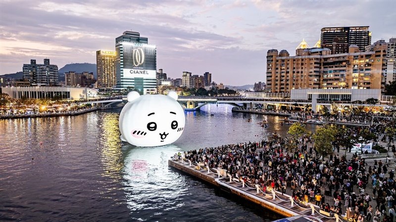 ちいかわの巨大バルーンを見ようと、会場には多くの人が詰め掛けた(高雄市観光局提供)
