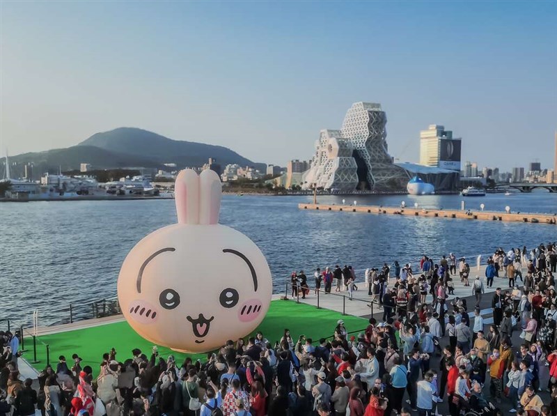 うさぎの巨大バルーンは埠頭に設置された(高雄市観光局提供)