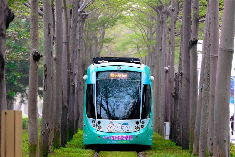 ちいかわのラッピングを施した高雄ライトレール(LRT)の車両(高雄市観光局提供)