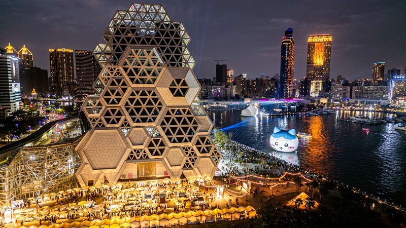 夜間には巨大バルーンがライトアップされる(高雄市観光局提供)