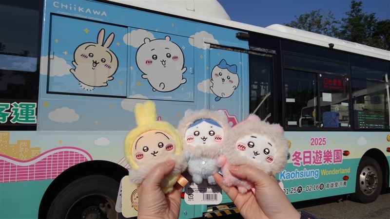 高雄市内を走るちいかわのラッピングバス(高雄市交通局提供)