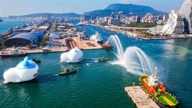 ウォーターアーチで迎えられたちいかわとハチワレの巨大バルーン=2025年1月25日、高雄市政府提供